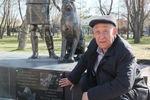 В Костанае пенсионер установил памятник военной медсестре за свои деньги